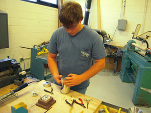 Fitting lantern bottom to inside cylinder